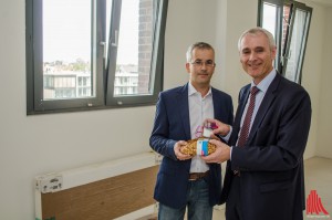 Brot und Salz zum Einzug: Stadtwerke-Chef Dr. Hennig Müller-Tengelmann (re.) begrüßt Jens Kallfelz im Flechtheimspeicher. (Foto: th)