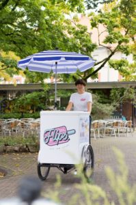 Steffi hat sich erst vor einem Jahr mit ihrem Eis „Flips“ selbständig gemacht. (Foto: Helena Peters)