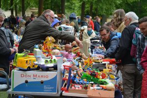 Es ist wieder Flohmarkt-Zeit auf Münsters Promenade: Am Samstag startet die Saison 2016. (Foto: Pressefoto)