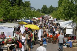 Der Flohmarkt auf der Promenade startet in die neue Saison. (Foto: Presseamt Münster / Tilman Roßmöller)