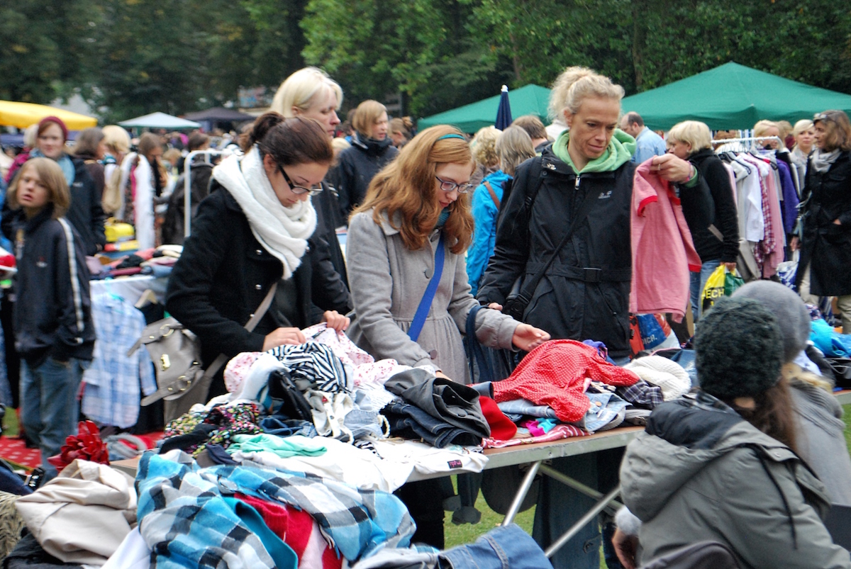 Stöbern beim ersten Promenadenflohmarkt des Jahres. (Foto: Hertel)