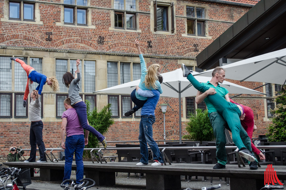 Das Chelyabinsk Contemporary Dance Theater tanzt vor der Stadtbücherei. (Foto: th)