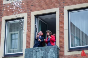 Oberbürgermeister Markus Lewe, hier mit Claire Howells vom Theater Titanick, eröffnete die Flurstücke 015. (Foto: th)