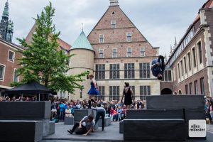 Die Gruppen Motionhouse und NoFit State Circus begeisterten das Publikum mit ihrem akrobatisch getanzten Stück "Block". (Foto: Thomas Hölscher)