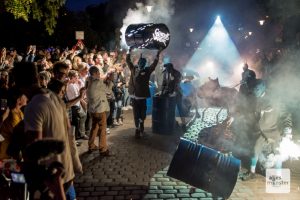 Die Parade BIVOUAC der französischen Gruppe Générik Vapeur sahen am Samstagabend schätzungsweise 6.000 Zuschauer. (Foto: Thomas Hölscher)