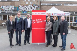 Gemeinsam für die Flüchtlinge in Münster (v.l.): Dorothee Feller (Regierungsvizepräsidentin), Udo Schröder-Hörster (Johanniter), Dirk Winter (ASB), Gudrun Sturm (DRK), Holger Wigger (DRK), Dagmar Arnkens-Homann (Sozialamt) und Kai Flottmann (Malteser). (Foto: th)