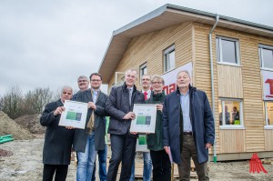 Umweltminister Johannes Remmel (Mitte) auf einer Baustelle in Gievenbeck. Hier wird eine Flüchtlingseinrichtung in klimafreundlicher Holzbauweise errichtet - dafür hab es sogar eine Auszeichnung. (Foto: th)