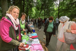 Reich gedeckte Flohmarkttische erwarten die Schnäppchenjäger am Samstag zum letzten Mal in diesem Jahr. (Archivbild: rwe)