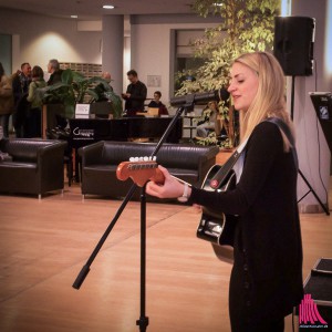 Die Münsteraner Musikerin Van de Forst spielte zur Eröffnung der Ausstellung. (Foto: cb)