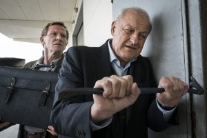 Kommissar Overbeck (Roland Jankowsky, li.) und Georg Wilsberg greifen zu ungewöhnlichen Ermittlungsmethoden. (Foto: ZDF / Thomas Kost)