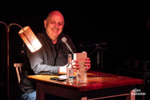 Frank Goosen muss bei seinen Anekdoten auch mal selber schmunzeln. (Foto: Thomas Hölscher)