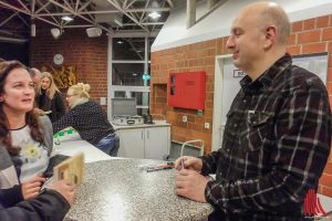 Frank Goosen bei der Autogrammstunde. (Foto: rc)