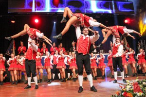 Das Rheinische Tanzkorps "Echte Fründe" begeisterte bei der Gala mit tänzerischer Höchstleistung, Hebefiguren und fliegenden Mariechen. (Foto: je)