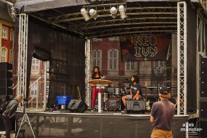 Die münstersche Pop-Rock-Band Red Ivy spielte bei der Abschlusskundgebung auf dem Schlossplatz. (Foto: Luca Jacob)