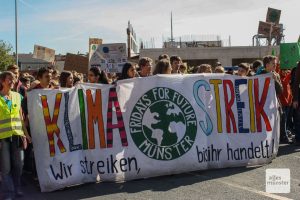 Dies waren nur die ersten von isgesamt ca. 20.000 Menschen, die sich am Freitag in Münster am weltweiten Klimastreik beteiligten. (Foto: ALLES MÜNSTER/je)