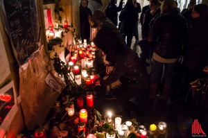 Viele legten am Rathaus Blumen nieder und zündeten Kerzen an. (Foto: th)