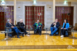 Podiumsgespräch mit (v.l.) Najem Wali, José Ovejero, Laura Casielles, Jordi Punti und Catalina Rojas Hauser. (Foto: Jasmin Otman)