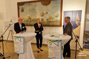 Das Grußwort zur Pressekonferenz (v.l.): Wolfram Kuschke (1. Vorsitzender des Westfälischen Literatur Büros Unna e.V.), Bürgermeisterin Angela Stähler und Moderator Volker Stephan. (Foto: Jasmin Otman)