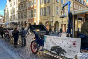 Die gegossene Friedensglocke auf einer der sechs Kutschen. (Foto: Michael Bührke)