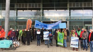 Der Flughafen Münster/Osnabrück war im Dezember das Ziel einer "klimaneutralen Sternfahrt" des Aktions-Bündnisses "FMO - Ausstieg jetzt". (Foto: FMO-Ausstieg jetzt!)