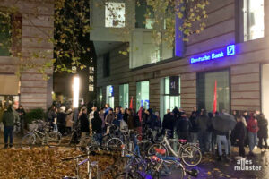 An der Stubengasse / Loerstraße trafen Polizei und Demonstranten nach dem ersten Tag des G7-Gipfels aufeinander. (Foto: Jasmin Reghat)