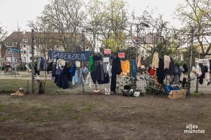 Solange sowieso keine Kinder auf den Spielplatz dürfen und die Vorgaben des Ordnungsamts eingehalten werden, darf der Gabenzaun am Hansaplatz bleiben. (Foto: Lisa Bauwens)