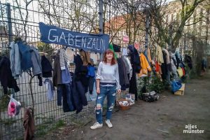 Tessa Termath, eine der Initiatorinnen, vor dem Gabenzaun am Hansaplatz. (Foto: Lisa Bauwens)