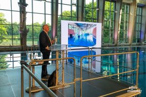 Das Wasser im Stadtbad Mitte wäre ein wertvoller Schatz in vielen Krisen- und Kriegsgebieten. Das erklärte Dr. Joachim Gardemann am Montag mit eindrücklichen Schilderungen von seinen zahlreichen Hilfseinsätzen auf der ganzen Welt. (Foto: Michael Bührke)