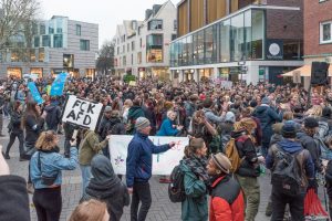 Die Tanzdemo unter dem Motto "Raven gegen Rechtsruck" endete auf dem Platz in der Stubengasse. (Foto: Carsten Pöhler)