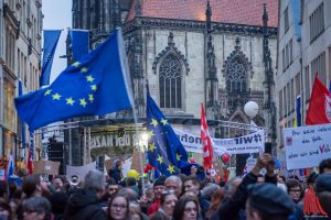 Es wurden diesmal auffallend viele Europa-Fahnen geschwenkt. (Foto: Thomas Hölscher)