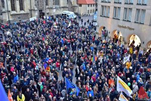 Insgesamt haben sich laut Veranstalter über 10.000 Menschen am Protest gegen den AfD-Neujahrsempfang beteiligt. 