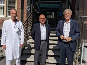 Rufen dringend zur Corona-Impfung auf (v.l.): Prof. Dr. Ralf Schmitz (UKM Geburtshilfe), Prof. Dr. Hugo Van Aken (Ärztlicher Direktor UKM) und Dr. Hans-Albert Gehle (ÄKWL). (Foto: UKM)