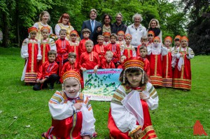 Gäste aus Russland: Der Kinderchor KaRUSSell unter dem Deckmantel des russisch-deutschen bilingualen Kinder-Kultur-Zentrums. (Foto: th)