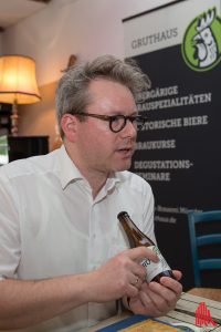 Brauchef Overberg stellt sein neues Grutbier vor. (Foto: cabe)