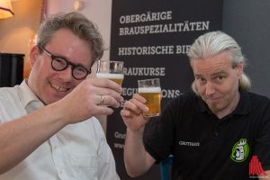 Prost! Philipp Overberg (li.) und Jorma Schubert von der Gruthaus-Brauerei. (Foto: cabe)