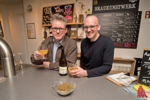 Philipp Overberg (l.) und Jan Kemker (r.) haben mit ihrem "Dubbel Porse" das Bier des Mittelalters wieder zum Leben erweckt. (Foto: mb)