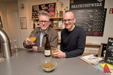 Zum Grutbiertag haben Philipp Overberg (li., Gruthaus-Brauerei) und Jan Kemker (Brauerei J. Kemker) ein Bier kreiert, wie es vermutlich vor über 500 Jahren gebraut wurde. "Dubbel Porse", also "doppelter Gagel" heißt die Rarität, in der Gagel, Wacholder, Kümmel, Hanf und ein wenig Hopfen für angenehme Würze in einem ansosnten eher säuerlichen Bier sorgen. Lecker! (Foto: mb)