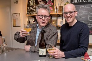 Philipp Overberg (Gruthaus) und Jan Kemker (Brauerei Kemker) bieten ihr "Dubbel Porse" an. (Archivbild: Michael Bührke)