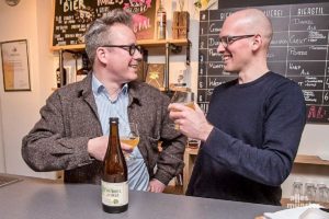 Philipp Overberg (li.) und Jan Kemker haben für die „Grutkultur 2020“ das Grutbier „Dubbel Porse" gebraut. (Foto: Michael Bührke)