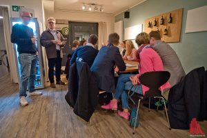 Jan Kemker und Philipp Overberg berichten den Bierfans im Braukunstwerk von ihrem Grutbier "Dubbel Porse". (Foto: mb)