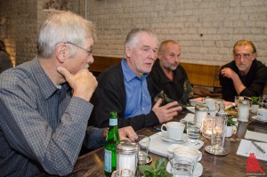 (v.l.:) Wolfgang Becker, Reiner Bode, Thomas Krabbe von den Hafen-Initiativen und Viertel-Künstler Stephan Us wollen gegen den Bebauungsplan für das Einkaufscenter im Hafen vorgehen, notfalls mit einer Klage. (Foto: th)