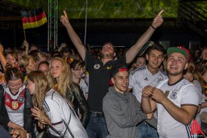 Erlösung bei den Fans, als Mustafi in der 19. Minute zum 1:0 für Deutschland einköpfte. (Foto: th)