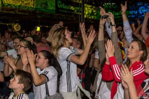 Das ist nochmal gut gegangen: Erleichterung bei den Fans in der Hafenarena. (Foto: Thomas Hölscher)