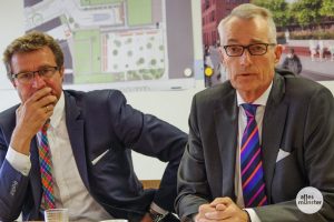  Den Investoren Max (li.) und Lutz Stroetmann scheint das Lachen beim Thema Hafencenter vergangen zu sein. Jetzt bieten sie Stadt und Politik eine "letzte Lösung". (Foto: Katja Angenent)