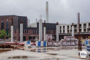 Wie es weitergeht mit der Baustelle am Hansaring ist noch offen, obwohl rund 70 Prozent des Rohbaus bereits fertiggestellt sind. (Foto: Katja Angenent)