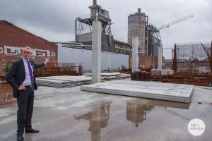 Investor Lutz Stroetmann auf der Baustelle "HafenMarkt" beim Pressetermin im September. (Foto: Katja Angenent)