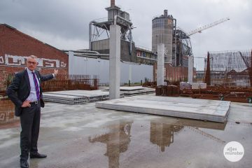 Investor Stroetmann auf der Baustelle "HafenMarkt" beim Pressetermin im September. (Foto: Katja Angenent)