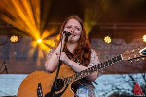 Vanessa Voss auf der AWM-Bühne beim Hafenfest. (Foto: sg)