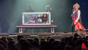 Der Illusionist Hans Klok zauberte laszive Damen in und aus Kisten. (Foto: ts)