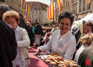 7000 westfälische Schnittchen servieren die Kaufleute auf dem Prinzipalmarkt beim Hansemahl. (Foto: sg)